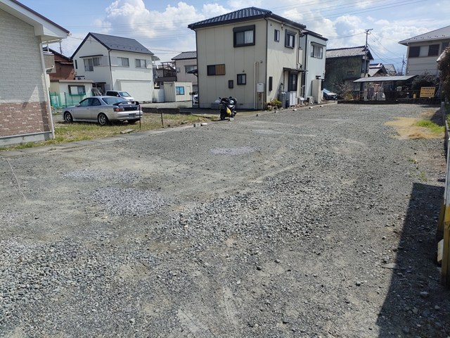 甲府市下飯田 月極駐車場の東側の様子