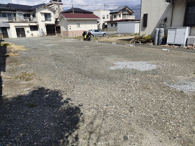 甲府市下飯田 月極駐車場の北側の様子
