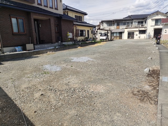 甲府市下飯田 月極駐車場の西側の様子